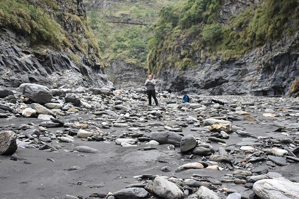 Riverbed with large rocks